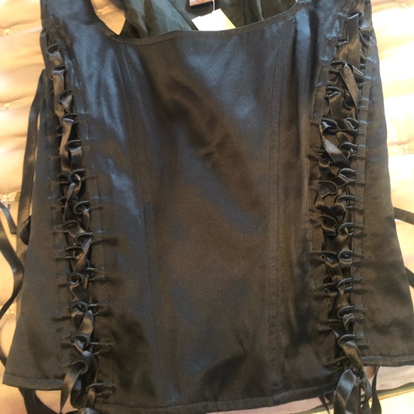 Adorable black camisole shirt that pulls you in - Picture 4 of 5